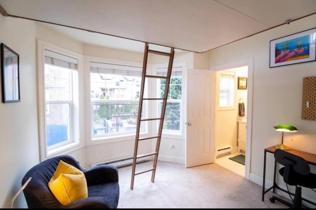 Adorable Cozy House With Parking And Loft! Villa ซีแอตเทิล ภายนอก รูปภาพ